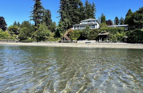 Erlands Point-Kitsap Lake Apartment | Chico Bay Inn: Luxury King Garden Suite with Beach Access, Kayaks, & Hot Tub