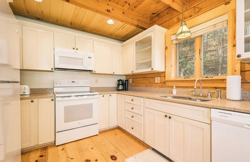 Farmington Cabin | Chief Nemacolin's Lodge | 3BR, 3BA, Hot Tub, Fireplace, Private & Spacious, Sleeps 14!
