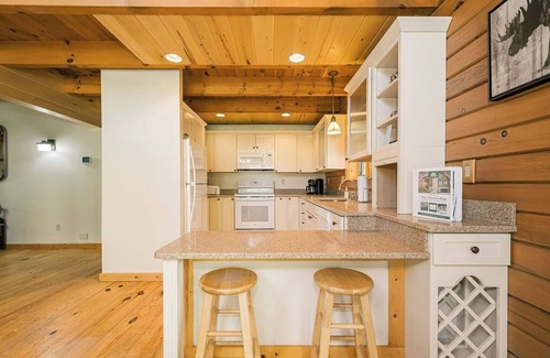 Farmington Cabin | Chief Nemacolin's Lodge | 3BR, 3BA, Hot Tub, Fireplace, Private & Spacious, Sleeps 14!