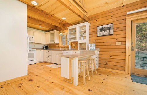 Farmington Cabin | Chief Nemacolin's Lodge | 3BR, 3BA, Hot Tub, Fireplace, Private & Spacious, Sleeps 14!