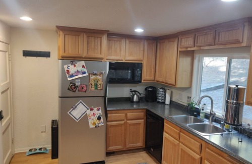 Pine Cove Cabin | Child- & Dog-friendly 3-Bedroom Eco-Cabin w/Fully Enclosed Yard & Late Check-Out
