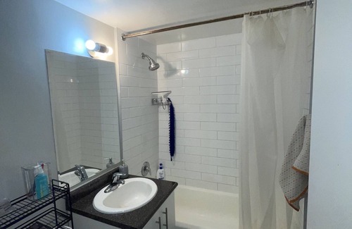 Cabbagetown Apartment | Chill and peaceful apartment in Sherbourne street and Carlton street