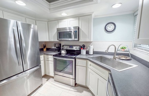 Sea Dunes Condo | Chill by the Sea | Stylish 2BR Retreat in Sea Woods
