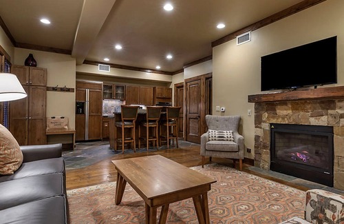 West End Apartment | Chill downtown Aspen Condotel in walking to restaurants, shops and mountain!