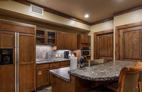 West End Apartment | Chill downtown Aspen Condotel in walking to restaurants, shops and mountain!