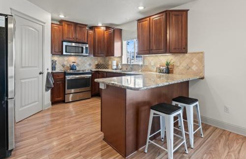 Meridian House | Chill & Grill Firepit, Bbq, 70 Tv, Near Topgolf