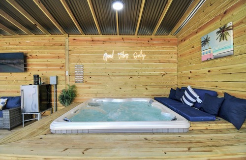 Northside House | Chill House, Private and Relaxing House with Hot Tub Spa and Games