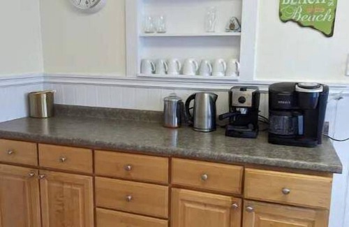 Scarborough Condo | Chill on the rooftop! Across from the beach!