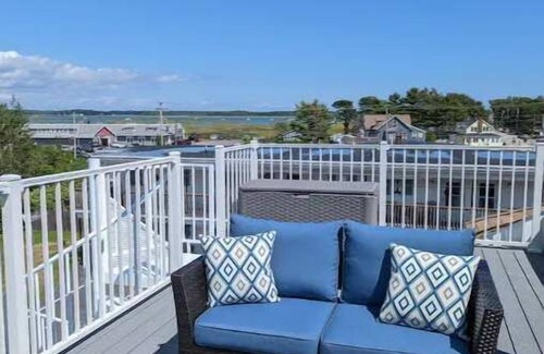 Scarborough Condo | Chill on the rooftop! Across from the beach!