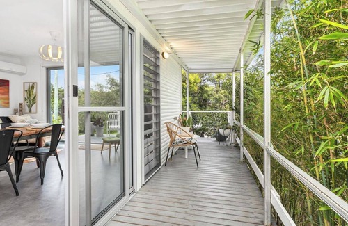 Shoal Bay Apartment | Chill-out Boutique Couples Retreat