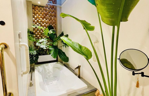 Thao Dien House | Chill & Party Smart Home with 85”TV & Soundproof with 200m to MRT Station