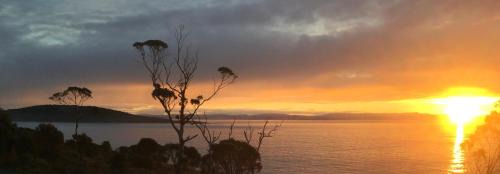 White Beach House | Chill Tasmania
