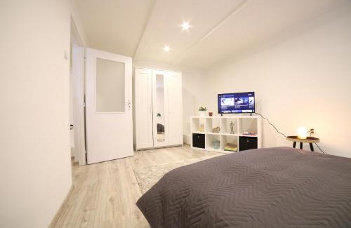 Palmovka Apartment | Chill Vibes Netflix, PS5 & Free Parking!