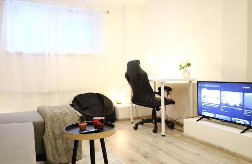 Palmovka Apartment | Chill Vibes Netflix, PS5 & Free Parking!