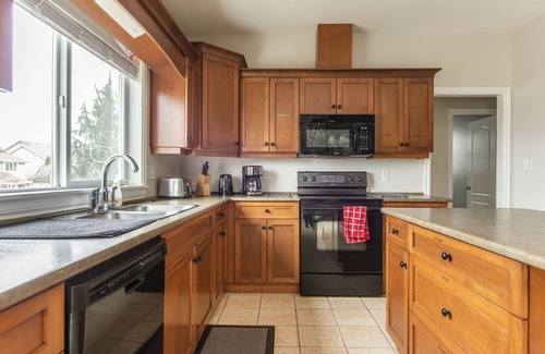 Promontory House | Chilliwack Family Nest, 4 bedroom, 6 beds