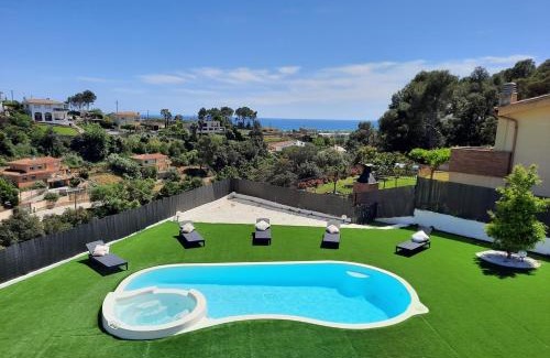 Santa Susanna Villa | Chillout House with heated pool 29 C Sea & Mountain view