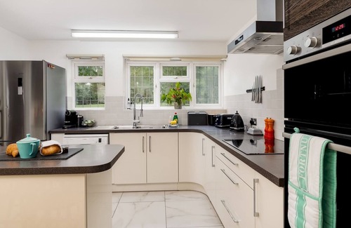 Princes Risborough House | Chilterns Countryside Hideaway with Hot Tub| Pass the Keys