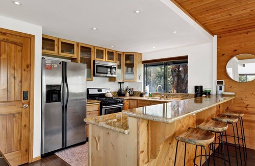 Whispering Forest Cabin | Chimney Peak Big Bear Chalet w/Hot Tub + Games