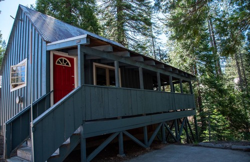La Porte Cottage | China Alley Cabin C: Cute & Cozy Cottage w/Deck