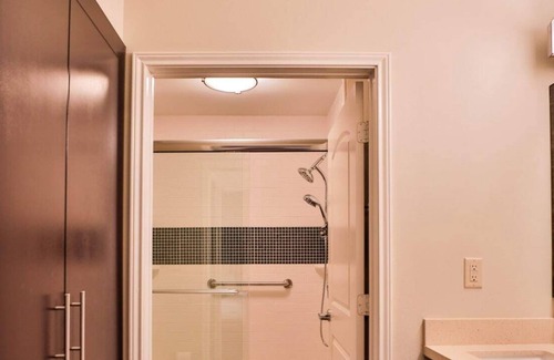 Chinatown Apartment | Chinatown 1B and Free Parking Washer and Dryer Gym