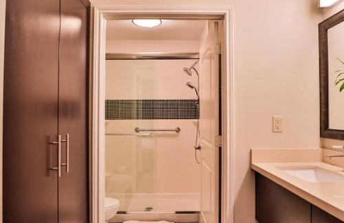 Chinatown Apartment | Chinatown 1B and Free Parking Washer and Dryer Gym Relux 320