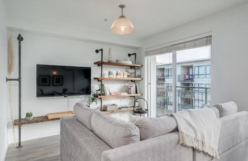 Downtown Victoria Apartment | Chinatown Gem - min 30 Day Stay-Sunny South-Facing Suite with Work Desk in Historic Chinatown by Victoria Prime!