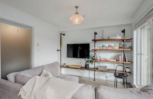 Downtown Victoria Apartment | Chinatown Gem - min 30 Day Stay-Sunny South-Facing Suite with Work Desk in Historic Chinatown by Victoria Prime!