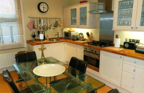 Chiswick Apartment | Chiswick, London W4, Luxury 2 bedroom, 2 bathroom, 1 shower, maisonette.