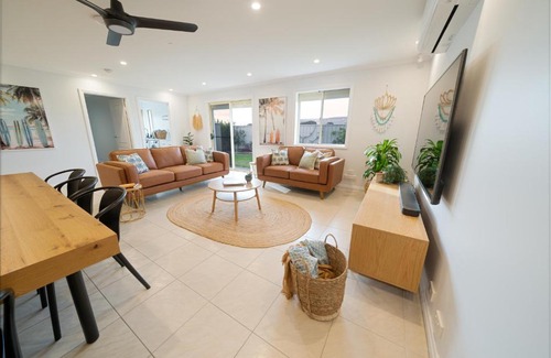Hayborough House | Chiton Breeze Stylish Family Beach House With Kids Retreat, 200m From Beach