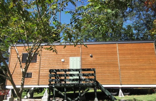 Kitasaku-gun House | "Chloe”Trailer house hotel where a large number of people can stay