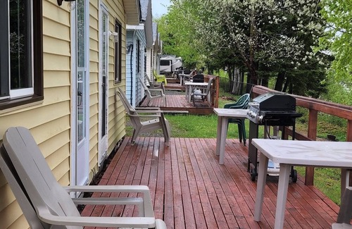 Edgetts Landing Cottage | Chocolate River Cottages - Chocolate River 1 Bedroom Cottage No.1