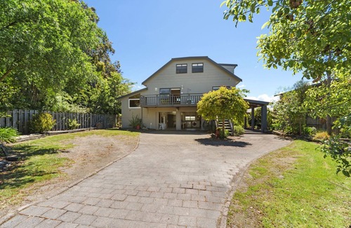 Wharewaka Cottage | Choice Wharewaka - Taupo Holiday Home