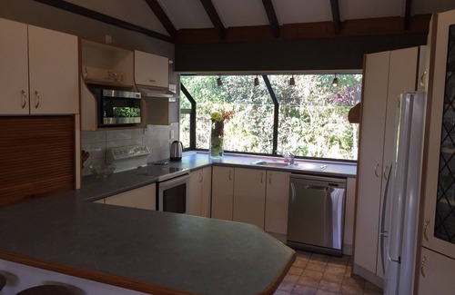 Greytown House | Chris's Cabin | Private Garden, Large Deck | Sleeps 8 in Greytown