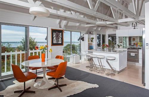 Mount Pleasant House | Christchurch - Art space, sea views, private