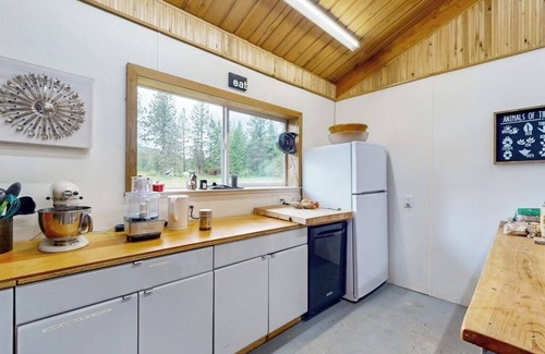 Northport Cabin | Christian Retreat Center – 30 Beds - Full Kitchen - 4 Showers - 20 Private Acres
