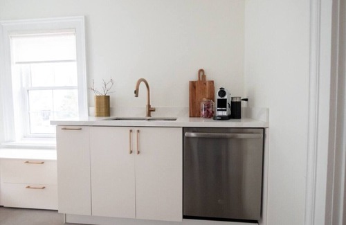 Port Dalhousie Apartment | Christie Corner I:Feel at home while you stay, eat and relax