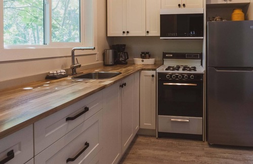Christina Lake Hotel | Christina Lake Family/Couples Getaway, Sleeps 5 Private Veranda - Close to Beach