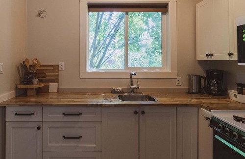 Christina Lake Hotel | Christina Lake Family/Couples Getaway, Sleeps 5 Private Veranda - Close to Beach
