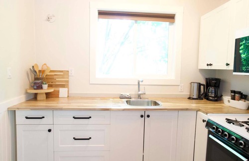 Christina Lake Hotel | Christina Lake Family/Couples Getaway, Sleeps 5 Private Veranda - Close to Beach