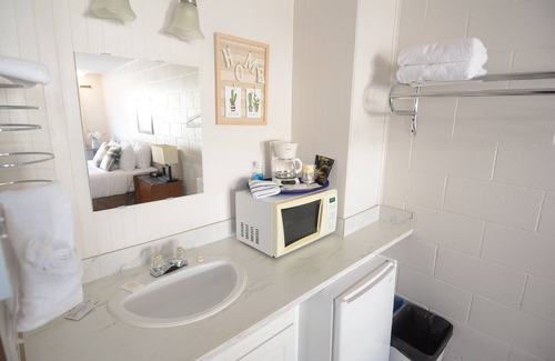 Christina Lake Hotel | Christina Lake Motel and RV Park