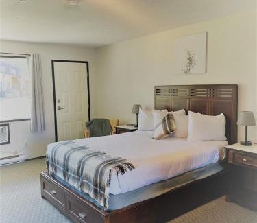 Christina Lake Hotel | Christina Lake Motel and RV Park