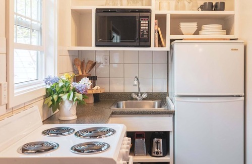 Christina Lake Hotel | Christina Lake- Pet Friendly, Sleeps 4 - Close to Beaches, Golf, Fishing, Hiking
