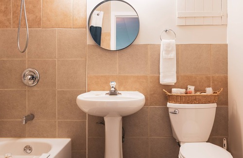 Christina Lake Hotel | Christina Lake- Pet Friendly, Sleeps 4 - Close to Beaches, Golf, Fishing, Hiking