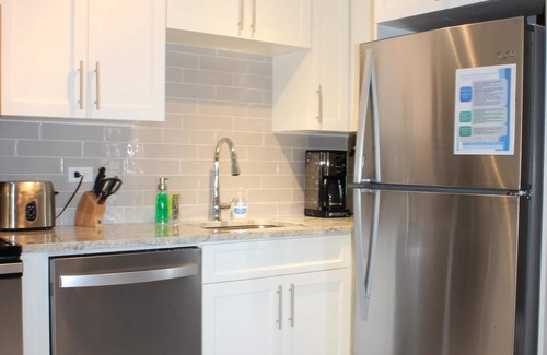 Seven Mile Beach Condo | Christmas AVAIL! Renovated, King Bed, 65" TV, fully stock ktchn Cayman Reef 17