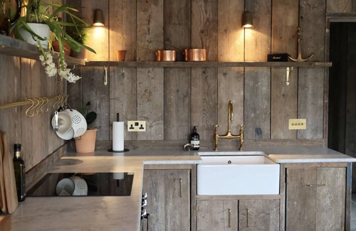 Kelston House | Christmas Cabin - River View 10 mins from Bath