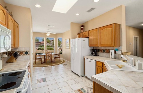 Sun City Grand Desert Bloom House | CHRISTMAS, COME STAY IN BEAUTIFUL SUN CITY GRAND GOLF COURSE HOME BY THE WATER!