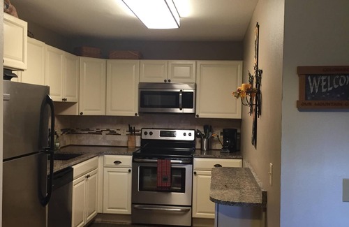 Mountain House Condo | Christmas DISCOUNT! Updated, very comfy. 5min walk to Peru Lift. 2bed,2ba,