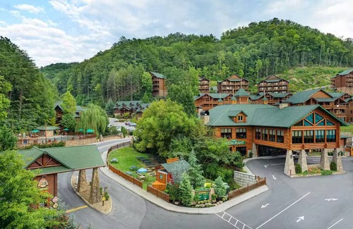 Gatlinburg Condo | CHRISTMAS IN THE SMOKEY MOUNTAINS Studio Villa