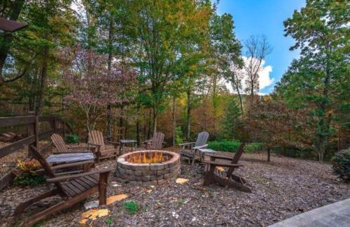 Blue Ridge House | Christmas Lodge-Secluded near Downtown Blue Ridge