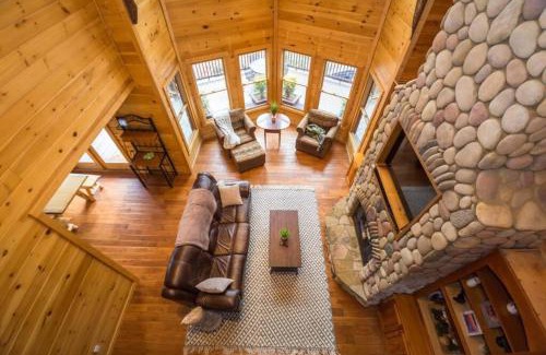 Blue Ridge House | Christmas Lodge-Secluded near Downtown Blue Ridge